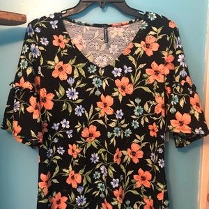 ⭐️NWT! Black flower shirt